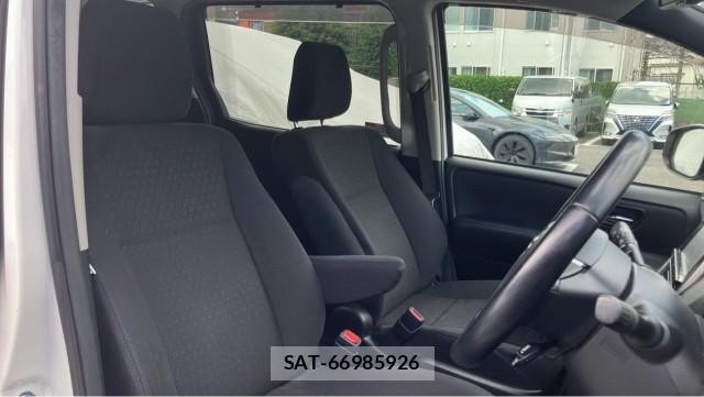 Toyota NOAH 2015-07 8282239-5