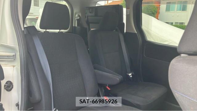Toyota NOAH 2015-07 8282239-6