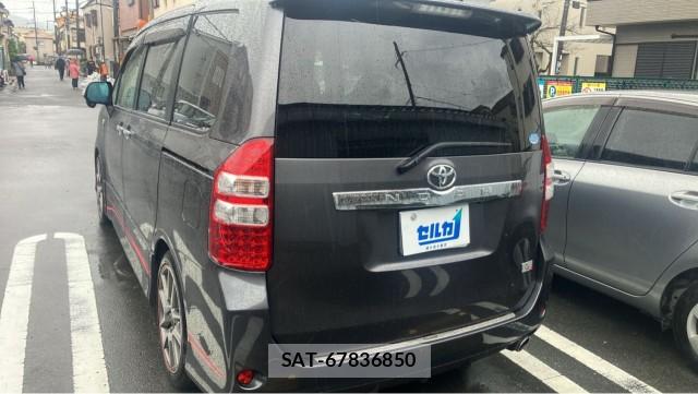 Toyota NOAH 2011-09 8282309-13