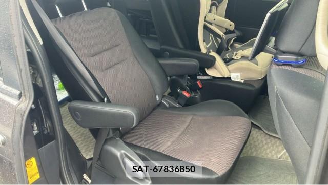 Toyota NOAH 2011-09 8282309-6