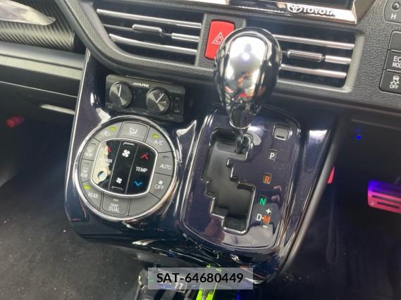 Toyota NOAH 2016-08 8282420-14