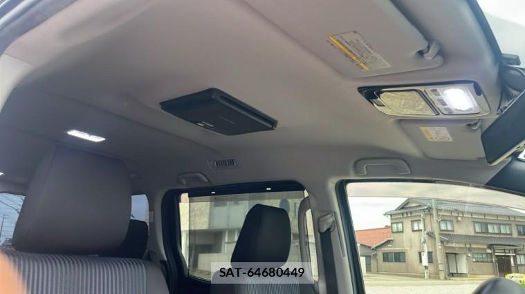Toyota NOAH 2016-08 8282420-15