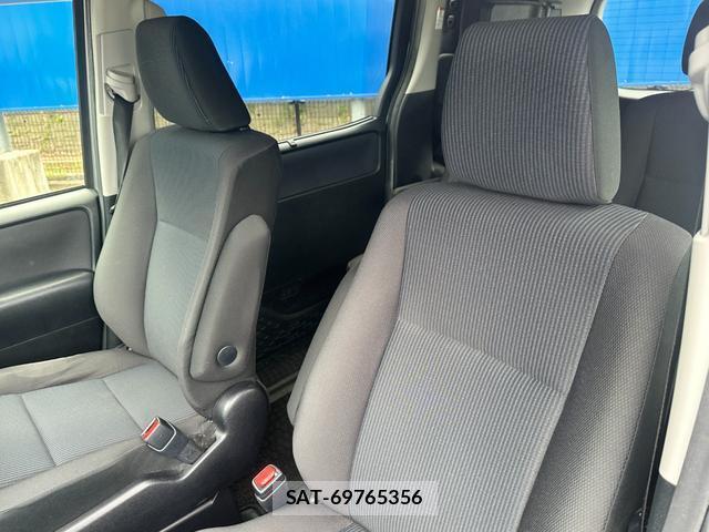 Toyota NOAH 2015-12 8282566-12