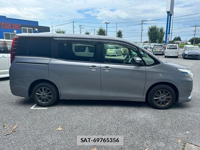 Toyota NOAH 2015-12 8282566-3