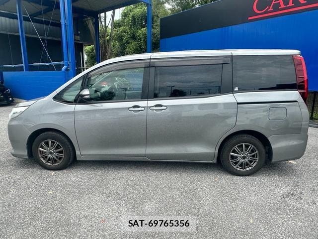 Toyota NOAH 2015-12 8282566-7