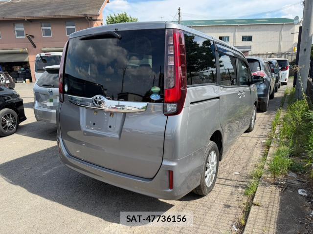 Toyota NOAH 2015-09 8282685-10