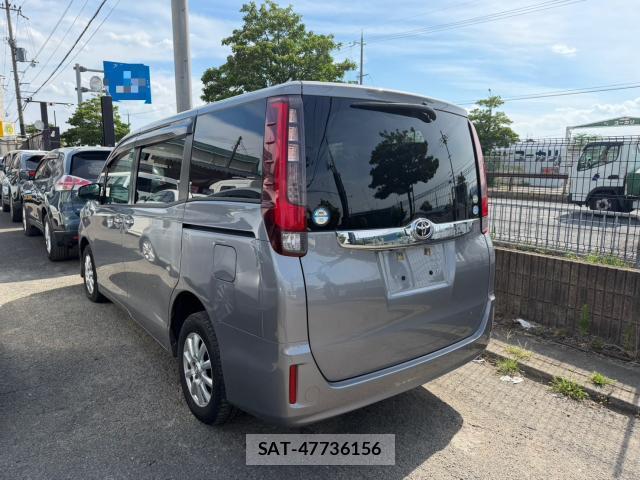 Toyota NOAH 2015-09 8282685-11