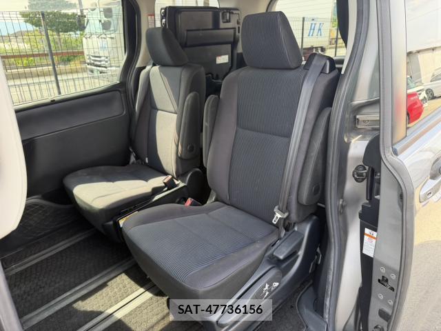 Toyota NOAH 2015-09 8282685-13