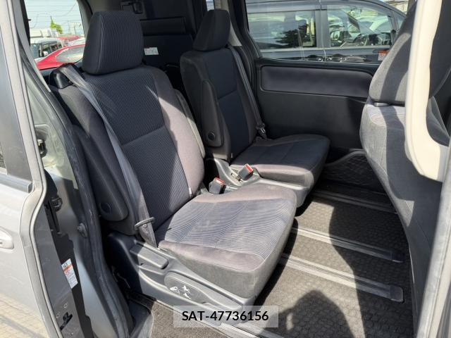 Toyota NOAH 2015-09 8282685-14