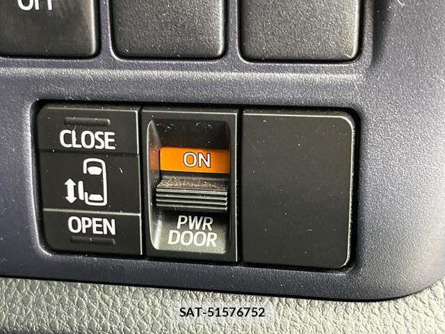 Toyota NOAH 2014-12 8282850-6