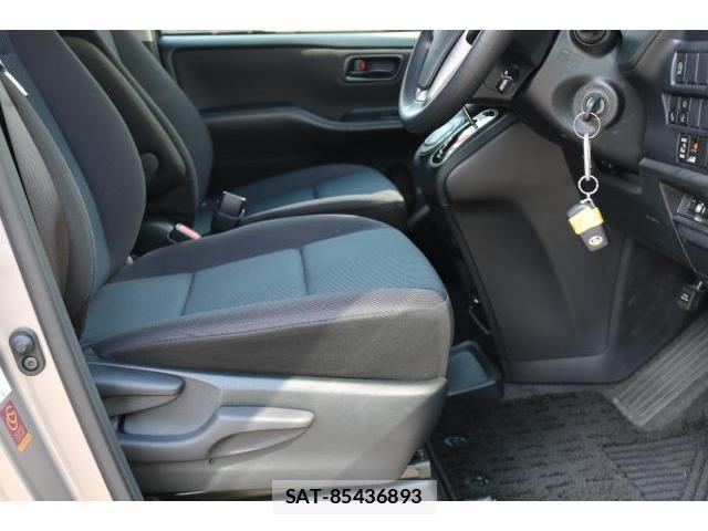 Toyota NOAH 2021-11 8282882-2