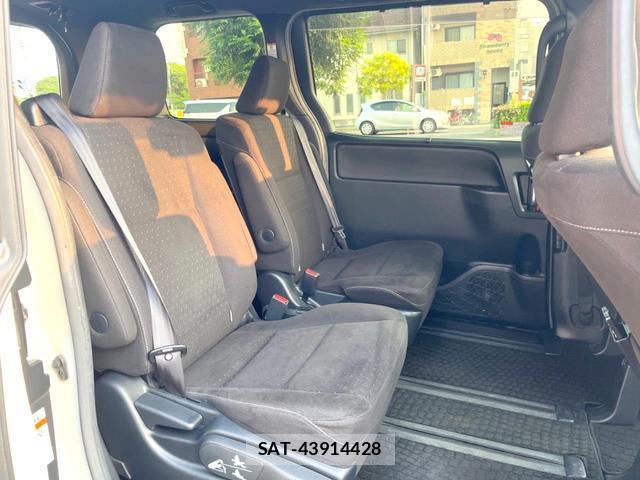 Toyota NOAH 2017-09 8283053-12