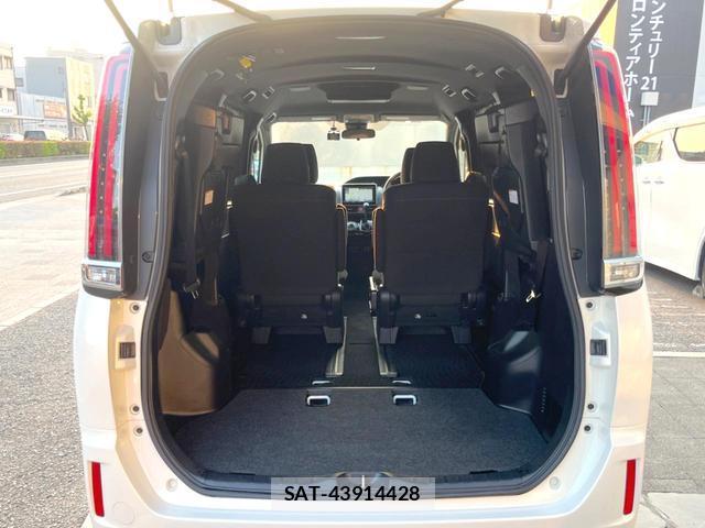 Toyota NOAH 2017-09 8283053-14