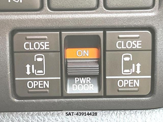Toyota NOAH 2017-09 8283053-5