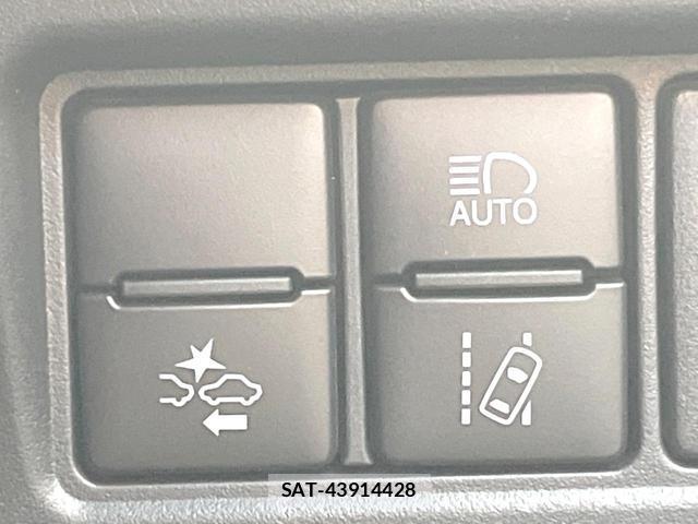 Toyota NOAH 2017-09 8283053-6