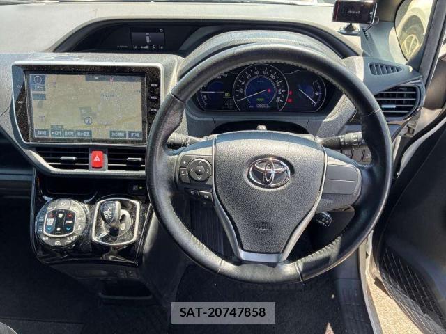 Toyota NOAH 2017-09 8283378-4