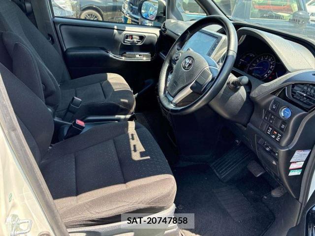 Toyota NOAH 2017-09 8283378-5