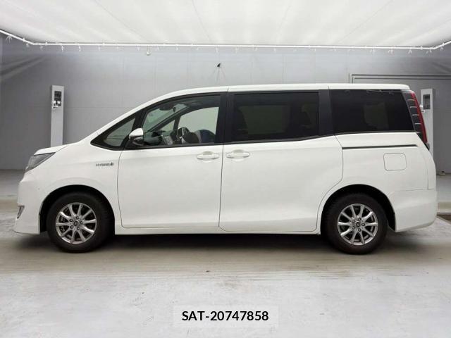 Toyota NOAH 2017-09 8283378-9