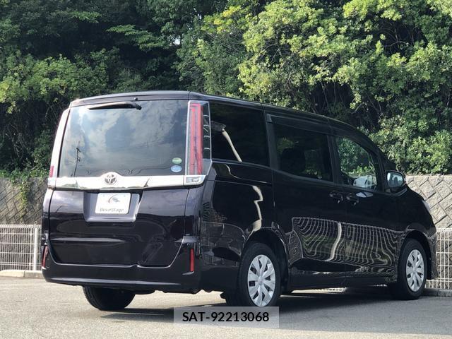 Toyota NOAH 2018-03 8283391-3