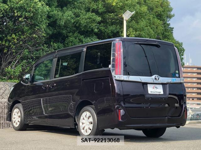 Toyota NOAH 2018-03 8283391-4
