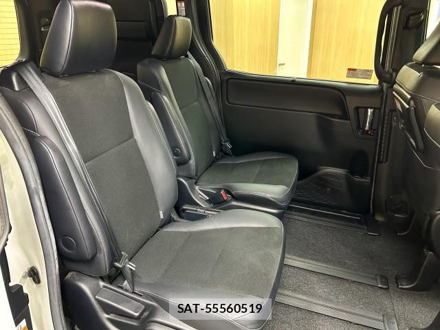 Toyota NOAH 2018-03 8283865-7