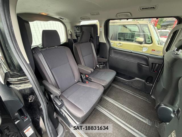 Toyota NOAH 2014-03 8284094-7