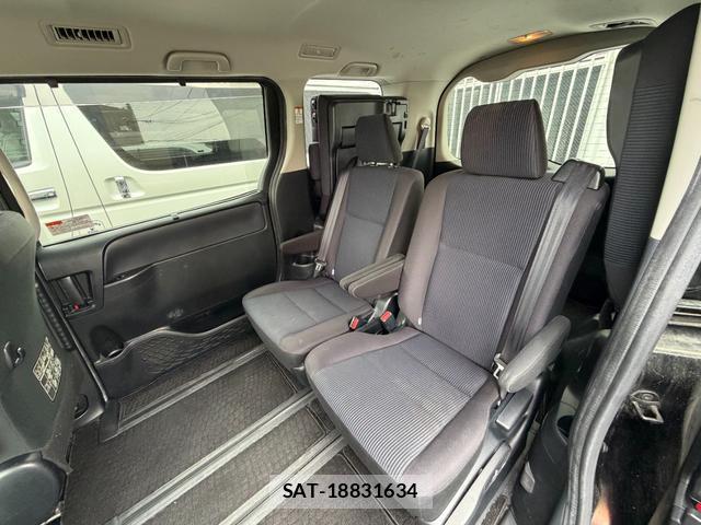 Toyota NOAH 2014-03 8284094-8