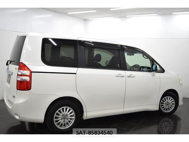 Toyota NOAH 2012-03 8284326-8