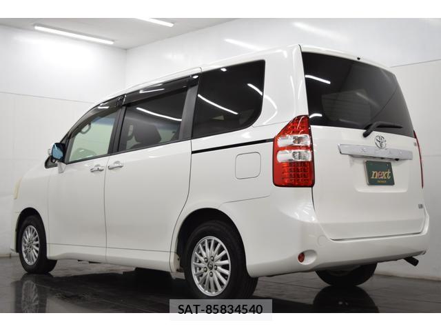 Toyota NOAH 2012-03 8284326-9