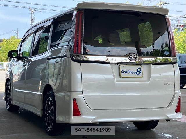 Toyota NOAH 2018-01 8285032-1