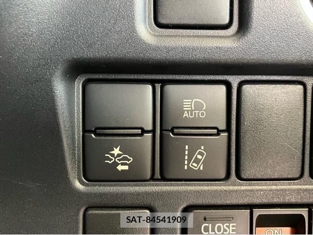 Toyota NOAH 2018-01 8285032-18