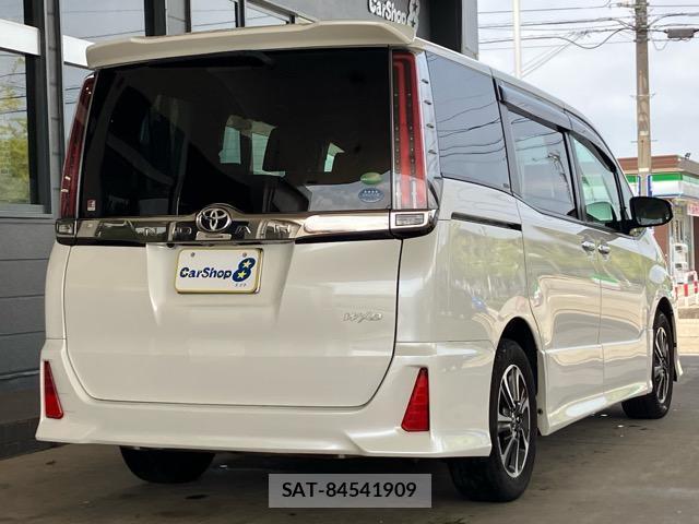 Toyota NOAH 2018-01 8285032-5