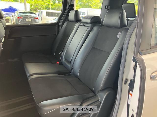 Toyota NOAH 2018-01 8285032-7