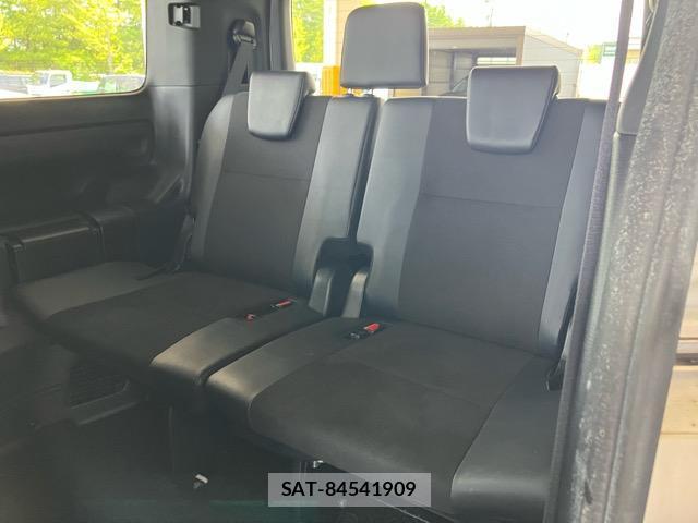 Toyota NOAH 2018-01 8285032-8
