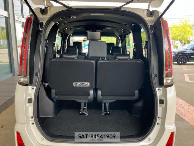 Toyota NOAH 2018-01 8285032-9