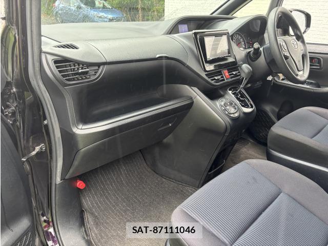 Toyota NOAH 2017-09 8285484-4