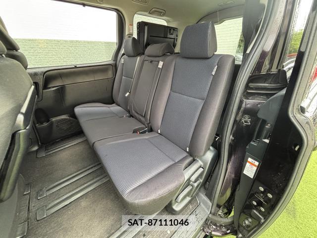 Toyota NOAH 2017-09 8285484-9