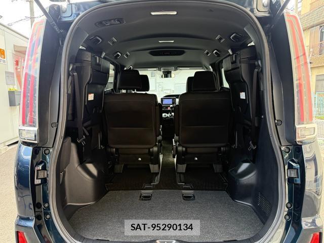 Toyota NOAH 2018-05 8285662-11