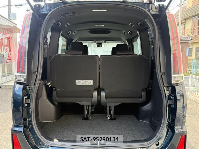Toyota NOAH 2018-05 8285662-12