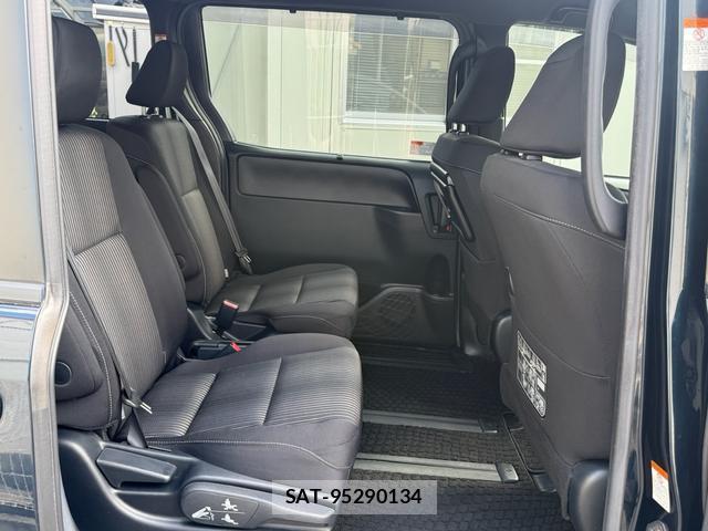 Toyota NOAH 2018-05 8285662-14