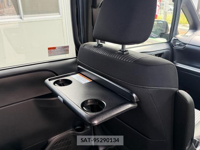 Toyota NOAH 2018-05 8285662-16