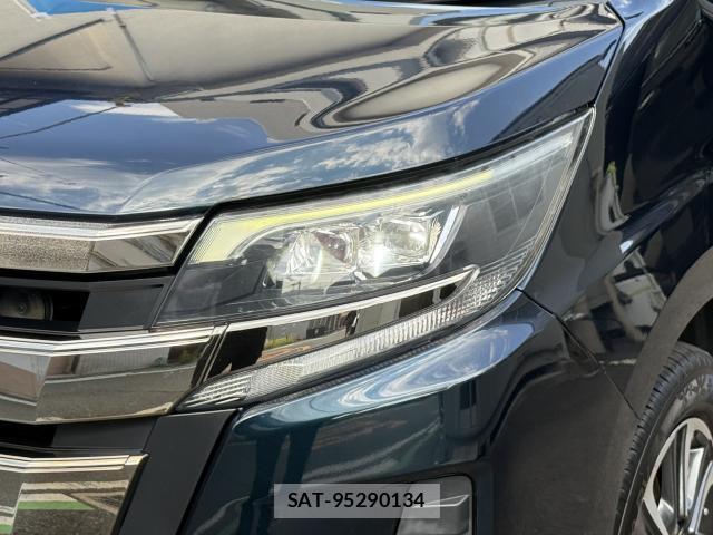 Toyota NOAH 2018-05 8285662-3