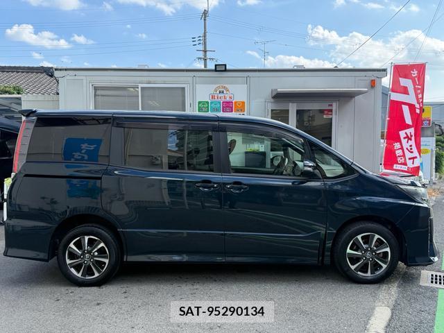 Toyota NOAH 2018-05 8285662-5