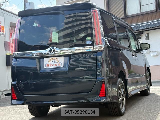 Toyota NOAH 2018-05 8285662-6