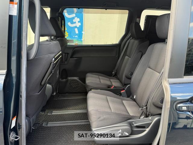 Toyota NOAH 2018-05 8285662-9
