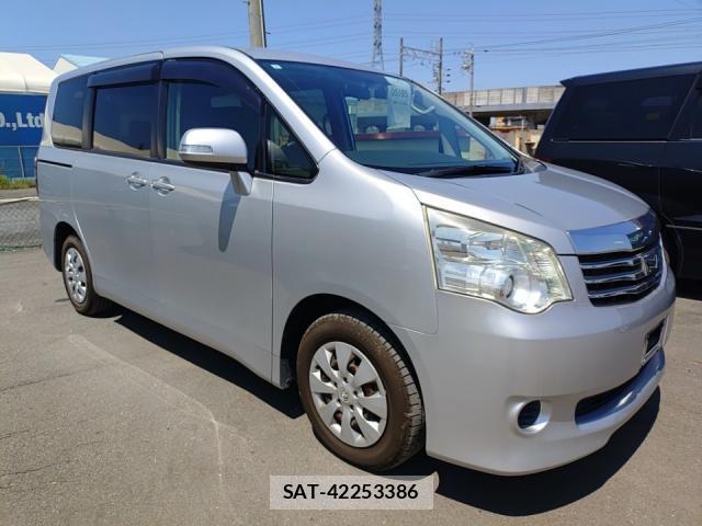 Toyota NOAH 2013-07 8285715-1
