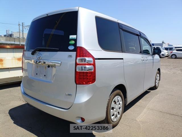 Toyota NOAH 2013-07 8285715-2