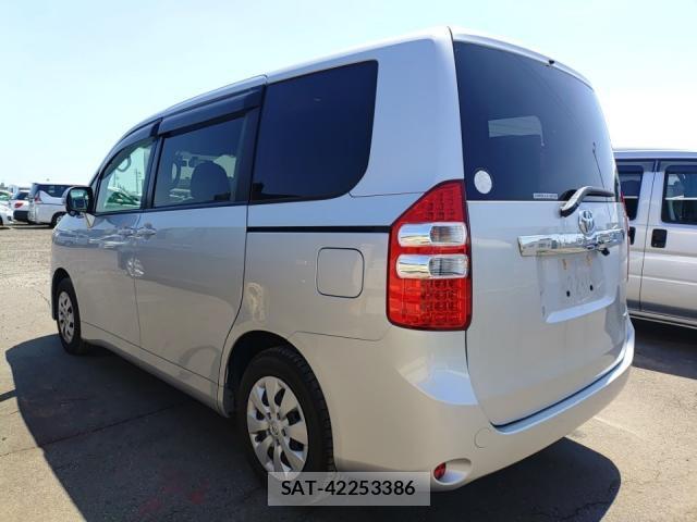Toyota NOAH 2013-07 8285715-4