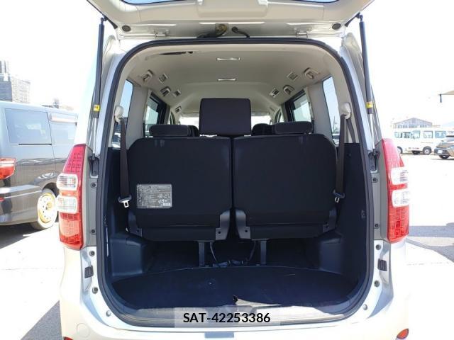 Toyota NOAH 2013-07 8285715-5