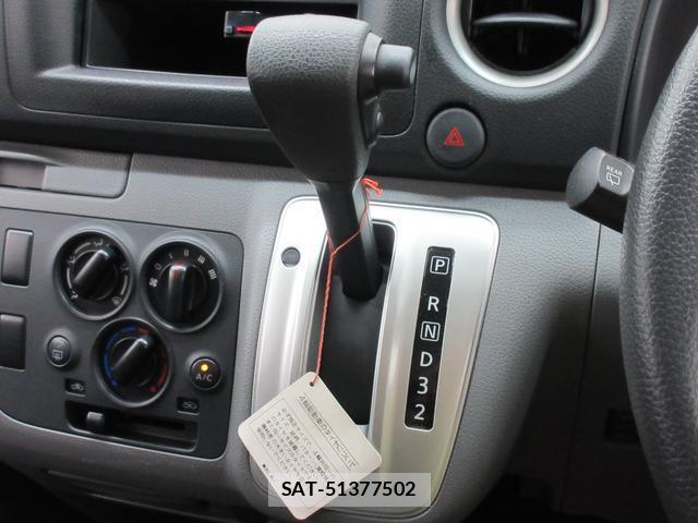 Nissan NV350 Caravan 2021-06 8277195-16